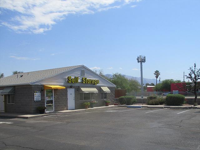 Customer service and rental office at U-STOR La Cholla in Tucson, AZ