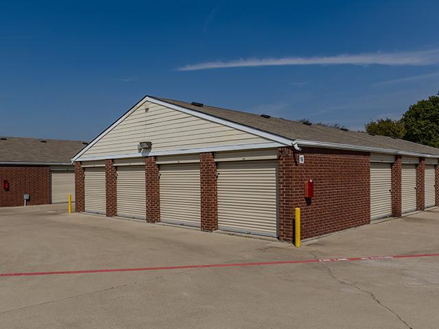Drive-up storage units at U-STOR SELF STORAGE DALLAS, TX
