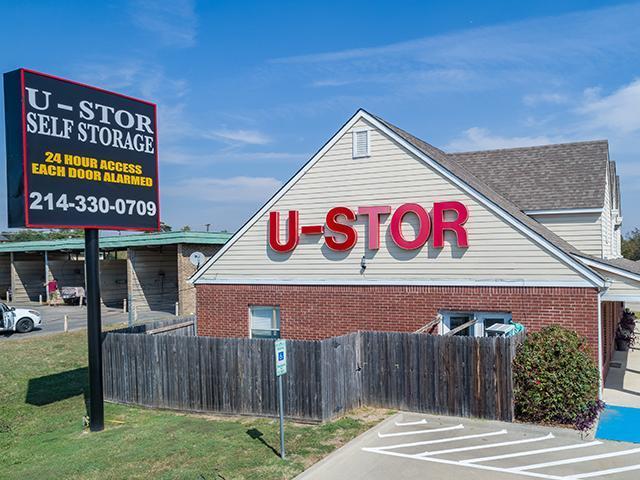 Main entrance of U-STOR SELF STORAGE DALLAS, TX at 4116 S Walton Walker Blvd
