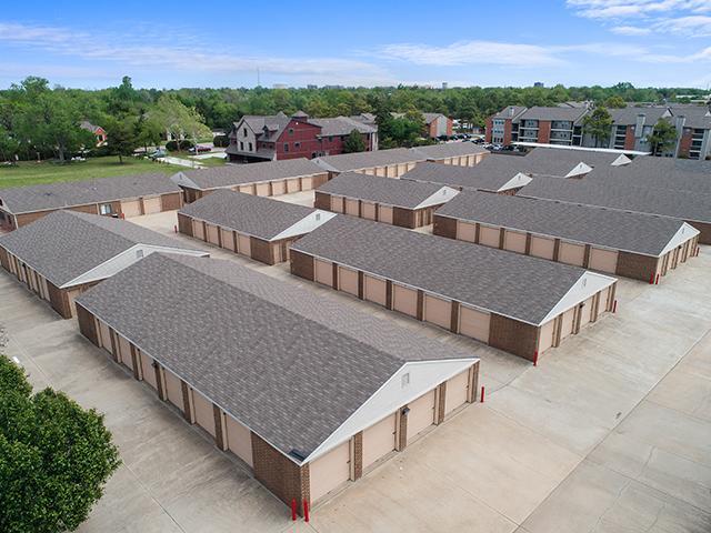 Located at 4100 N Meridian Ave, U-STOR SELF STORAGE OKLAHOMA CITY, OK offers cheap storage units with a secure entrance and 24-hour access. Whether you're looking for long term storage or a quick space for rent storage solution, our facility is both affordable and easy to access. 🖼️ 2. Drive-Up Units — Storage Units Near Me with Easy Access
